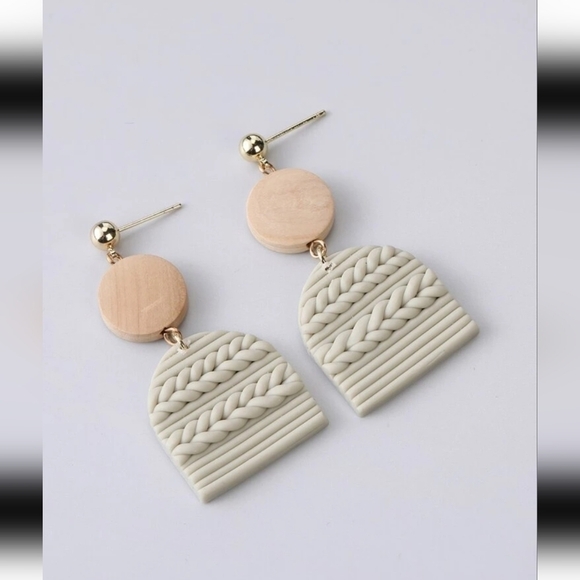 Boho green and cream‎ color Geometric drop medium size earrings - Picture 1 of 5